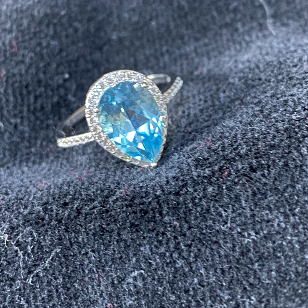Aquamarine ring surrounded by mined Zircons Sz 8 Beautiful!